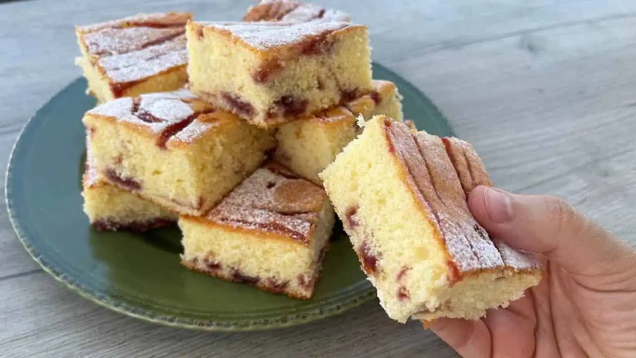 Hovoria mu NAJJEMNEJŠÍ koláč na svete: Jednoduchý RECEPT, ktorý zvládne naozaj úplne každý!