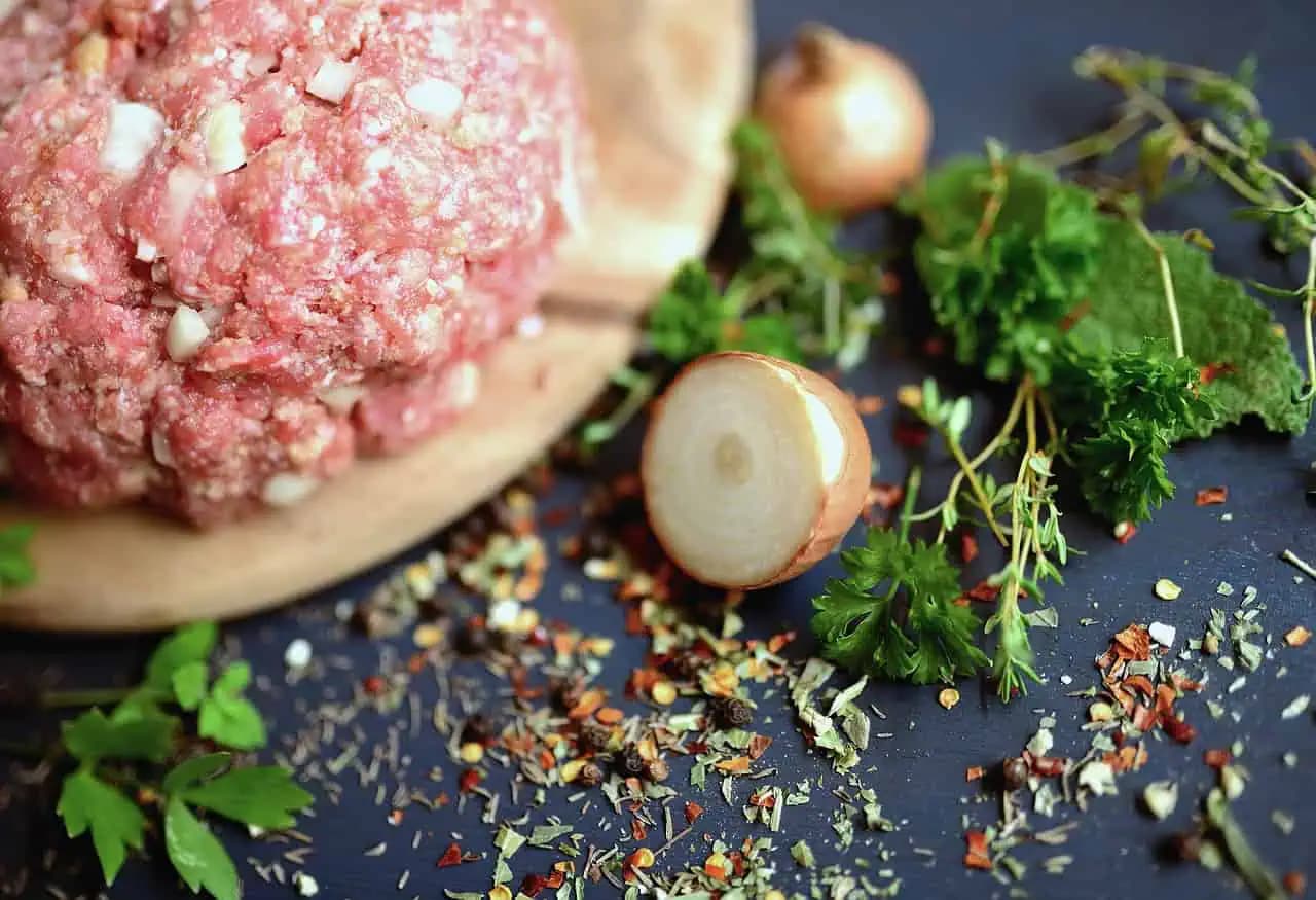 Originálny recept z mletého mäsa, ktorý bude milovať celá rodina: Zabudnite na klasické fašírky a vyskúšajte túto vysmážanú roládu v cestíčku – je to delikatesa!