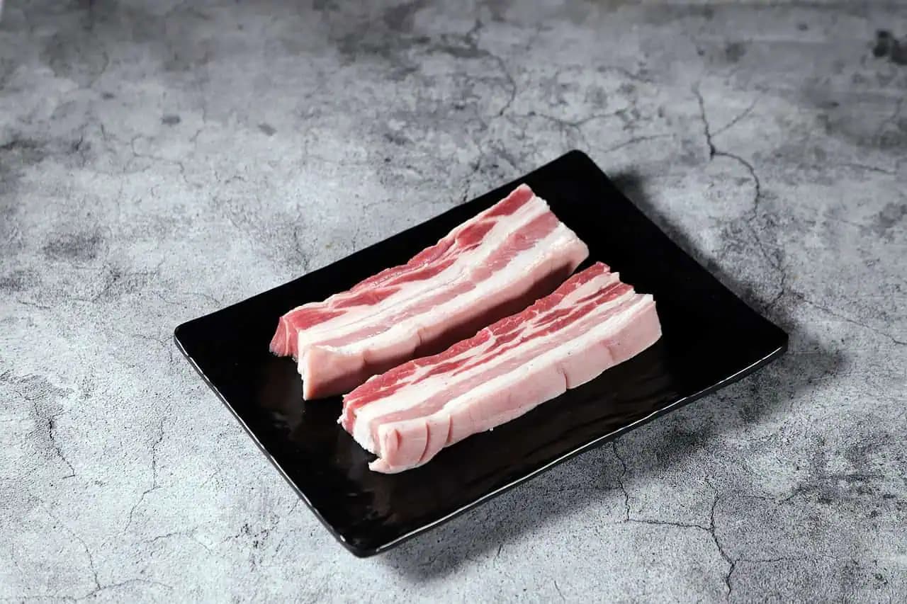 Slávnostný bôčik v lahodnej pivovej omáčke: Chutí skvele a úplne sa topí v ústach!