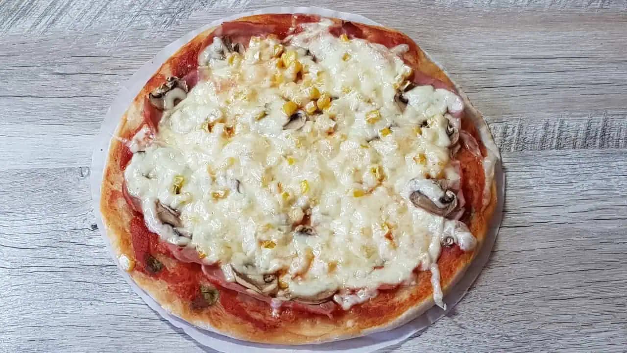 Pizza na panvici 10 minút – iba 6 lyžíc múky a kyslej smotany: Vychválila ju celá rodina!