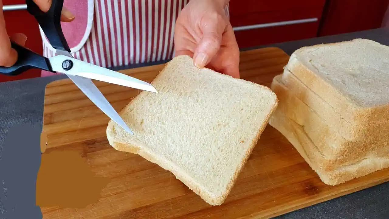 Studené chlebíčky už nerobím, toto je BOMBA: Vezmite len toastový chlebík, nožnice a takúto POCHÚŤKU ste dávno nejedli!