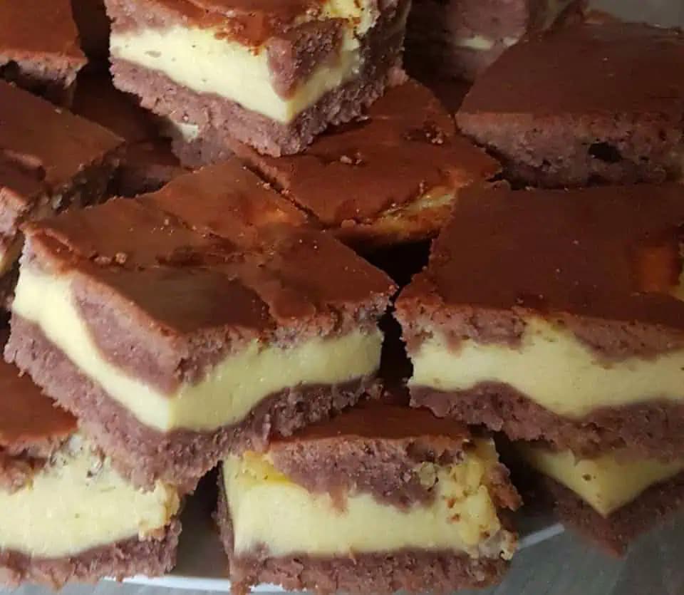 Rýchly a neskutočne dobrý PLNKOVÝ koláč. Len zmiešate všetky suroviny na cesto, krém a vylejete na plech!