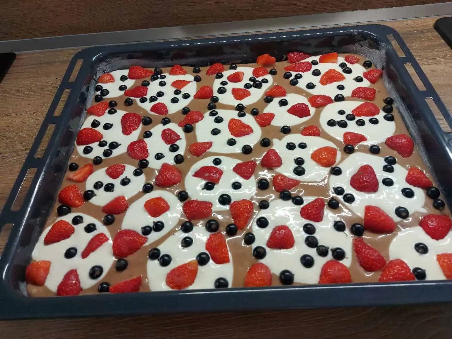 Hrnčekový koláč s tvarohom a ovocím: Úžasne šťavnatý a pripravený za 10 minút!