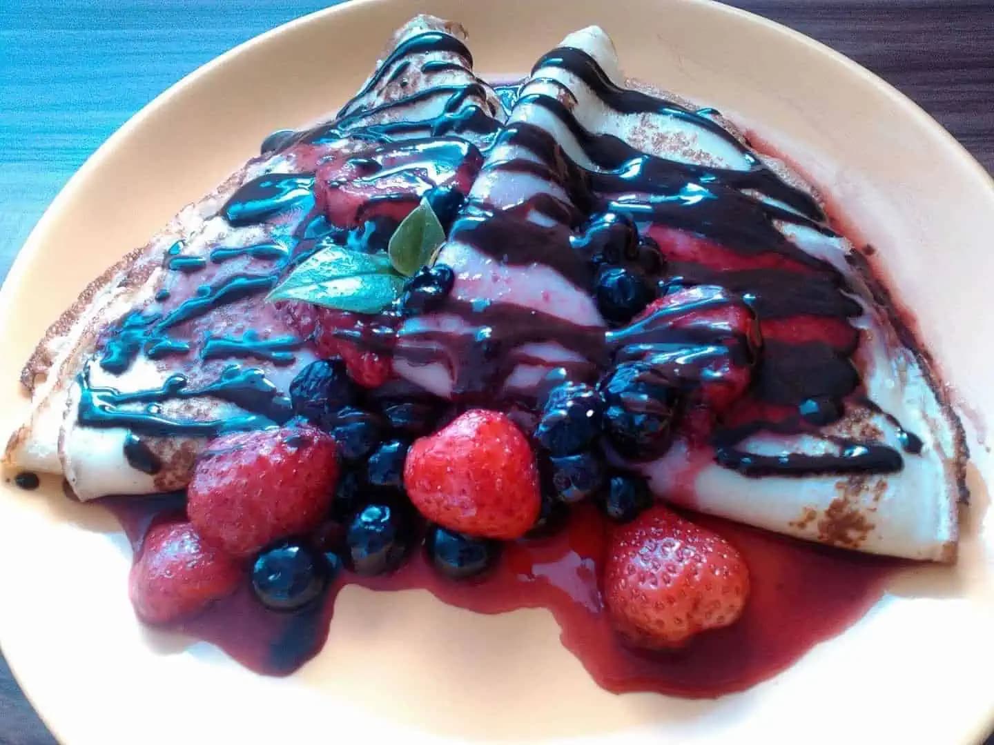 Ešte stále dávate do cesta na palacinky olej a CELÉ vajcia? Poradím vám vylepšenie, ktoré používajú aj profi cukrári – rozdiel je obrovský!