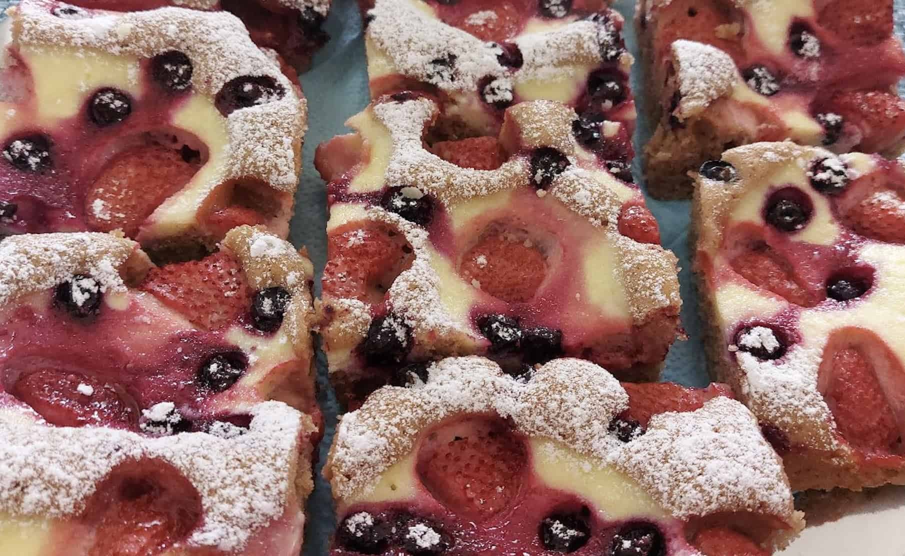 Nadýchaná bublanina s ovocím a tvarohom: Rýchly a jednoduchý recept na najlepší letný koláčik!