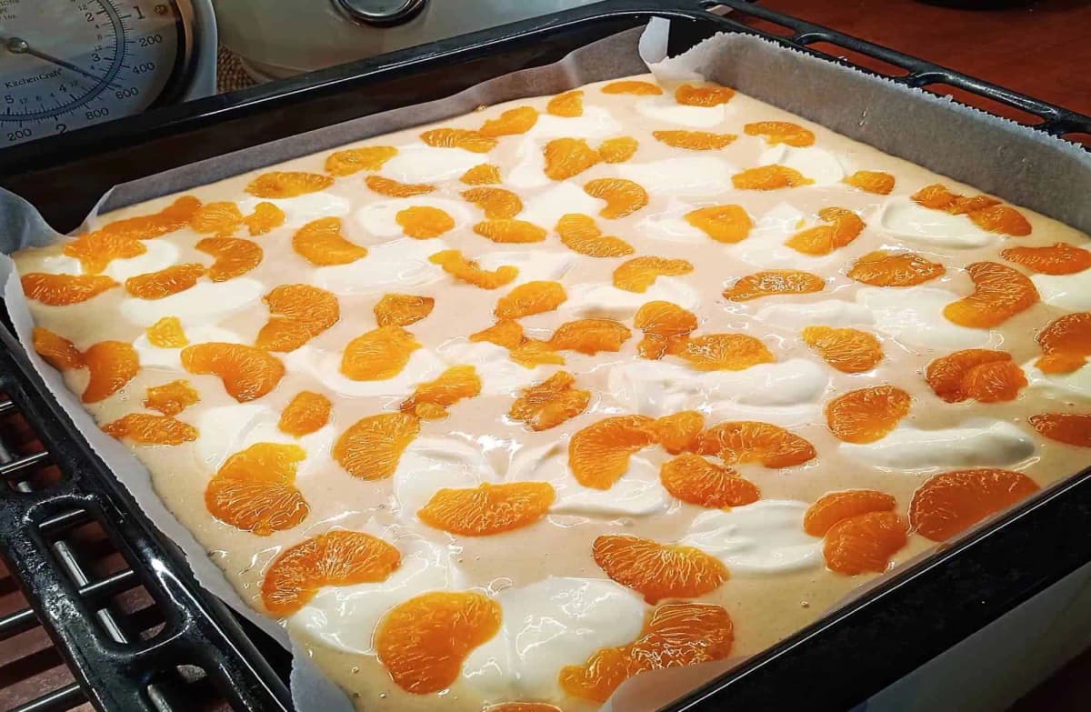 Mám recept na dokonalú bublaninu: Na cesto uložte hocijaké ovocie, prelejte tvarohovou plnku a dajte piecť – top koláčik sezóny!