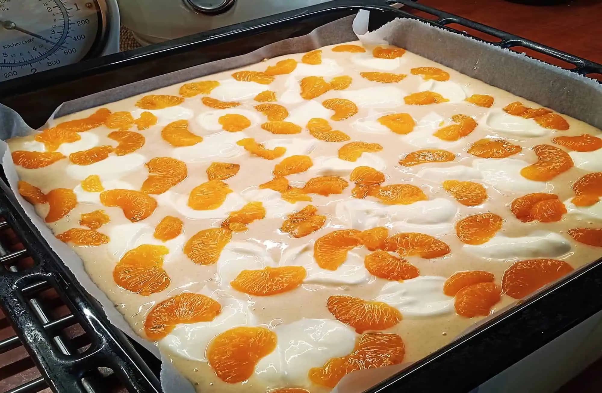 Mám recept na dokonalú bublaninu: Na cesto uložte hocijaké ovocie, prelejte tvarohovou plnku a dajte piecť – top koláčik sezóny!