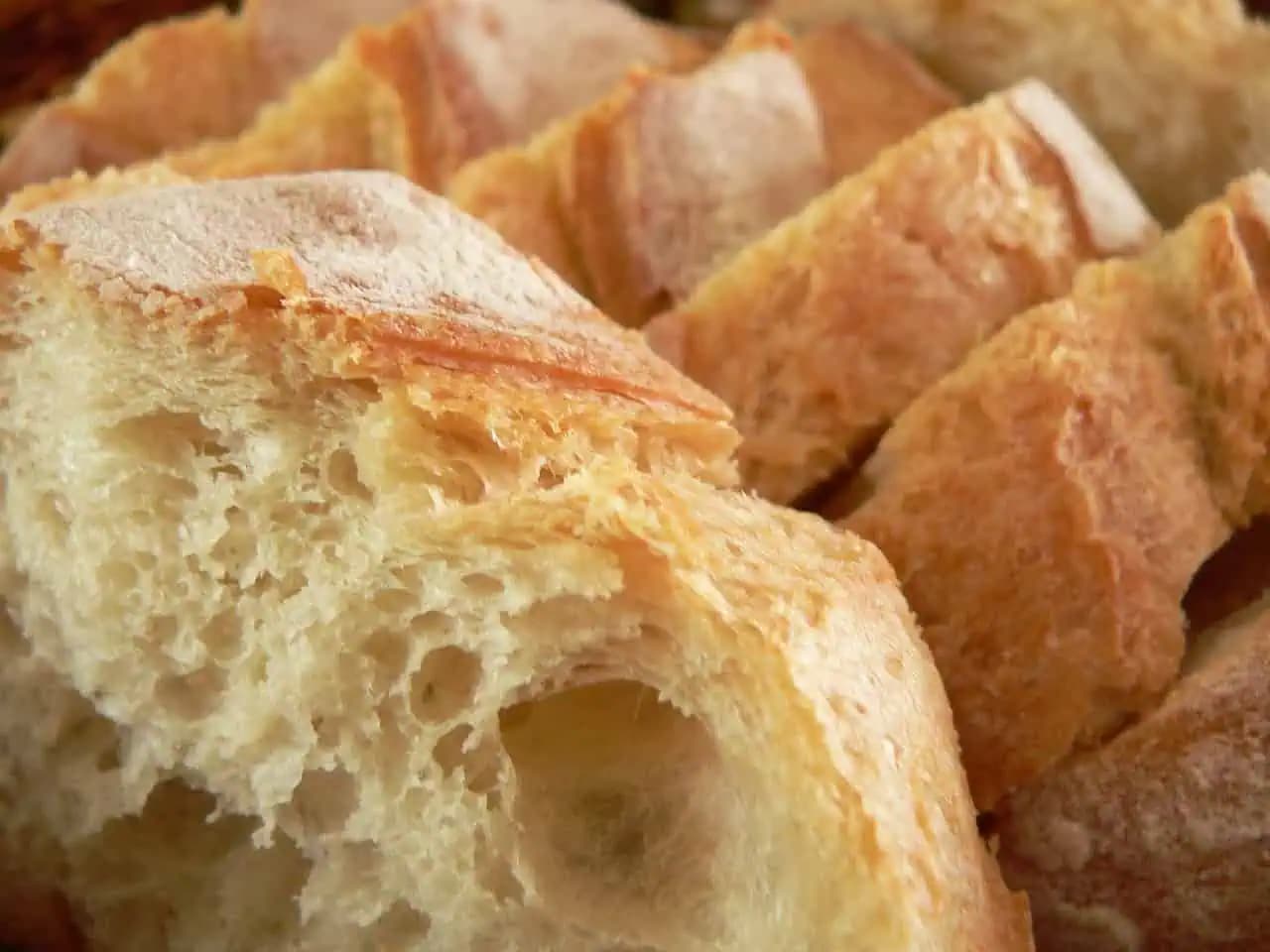 Domáci chlebík ako dych – je úplne bez práce: Len zamiešať a dať na pekáč, lepšie pečivo sme ešte nejedli!