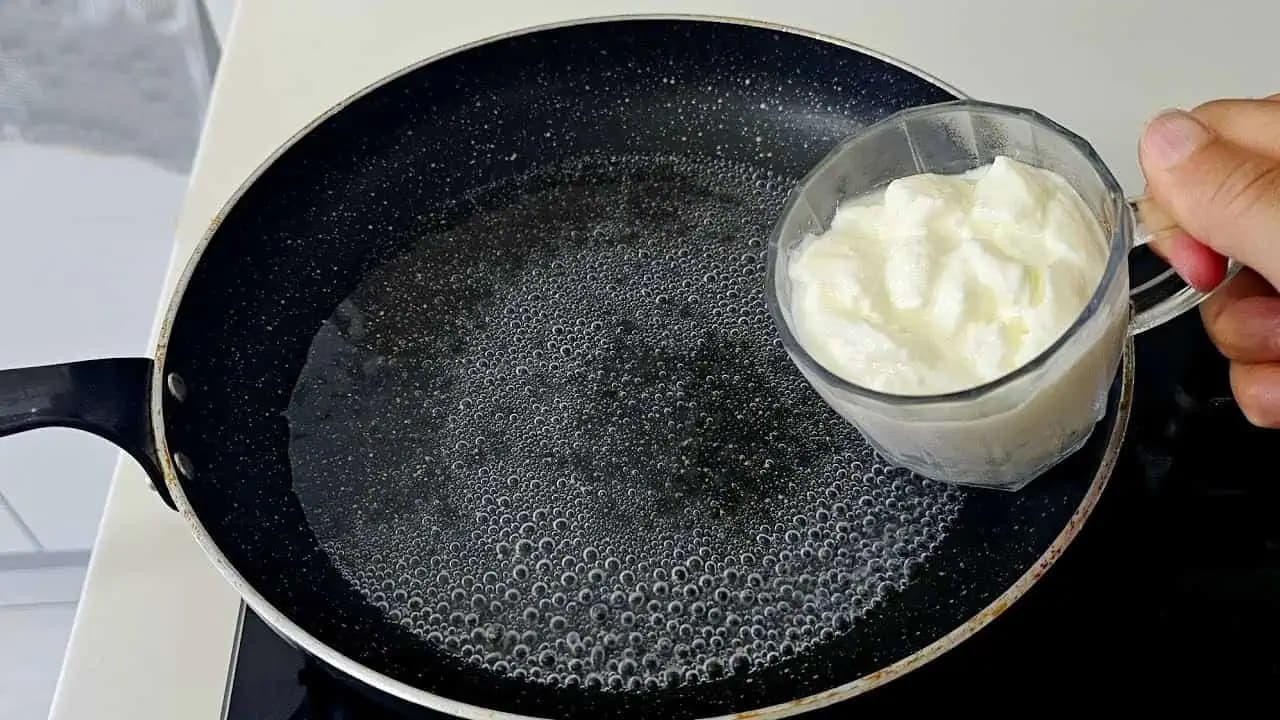 Stačí naliať JOGURT do vriacej vody, pridať múku a ráno už netreba chodiť do obchodu: Skoro NIKTO to nepozná!