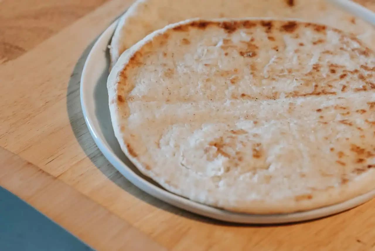 Za 5 minút hotovo, stačí zmiešať vodu a múku! Na panvici sa nafúkne ako balón (žiadne droždie, žiadne miesenie)!