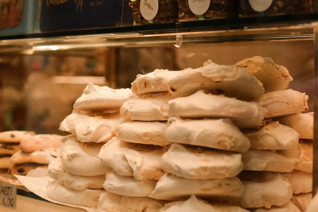 Zostalo vám pár vaječných bielkov? Stačí pridať 3 ingrediencie a pripravíte z nich niečo o veľa lepšie ako pusinky!