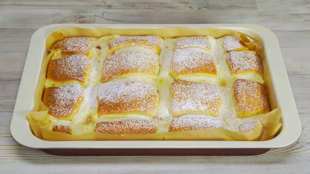 Vezmite jogurt, tvaroh a urobte tento super krémový koláč: Nadýchaný vďaka 2 ingredienciám a vždy sa vydarí!