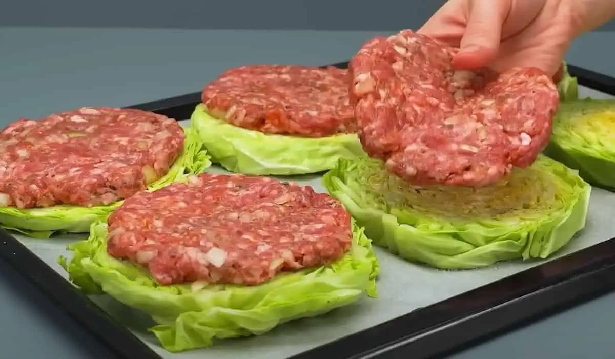 Kapustu nakrájajte na plátky a uložte na ňu mleté mäso: Odkedy mám tento recept, plnené holúbky už nerobím!