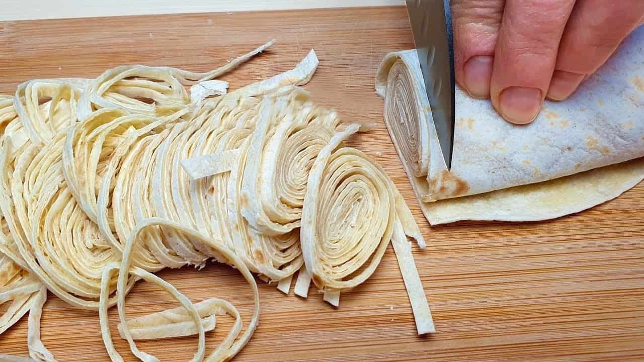 Tortillu z obchodu len zrolujte a nakrájajte na tenké pásiky: Geniálny nápad, ktorý vás nikdy neomrzí!