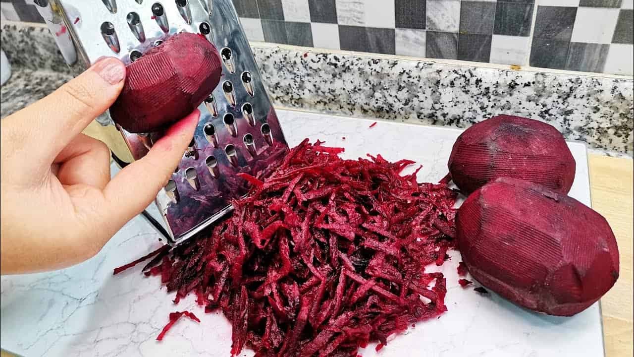 VITAMÍNOVÝ šalát za 7 minút! Zlepšuje imunitu, videnie a chutí výborne. Každý si každý vypýta recept!
