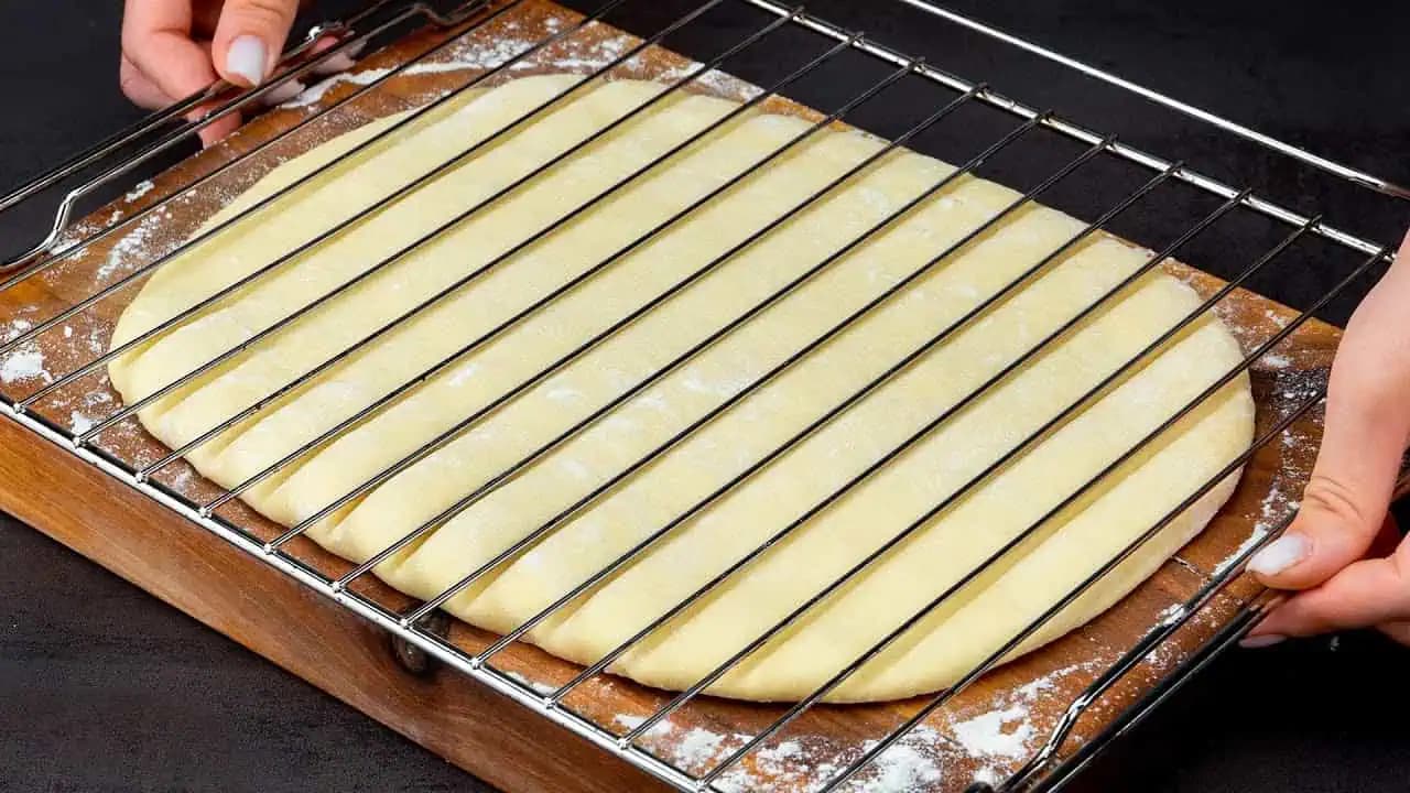 Položte mriežku na kysnuté cesto a skúste tento nápad: Čo vyberiete z rúry si budú všetci OKAMŽITE fotiť!
