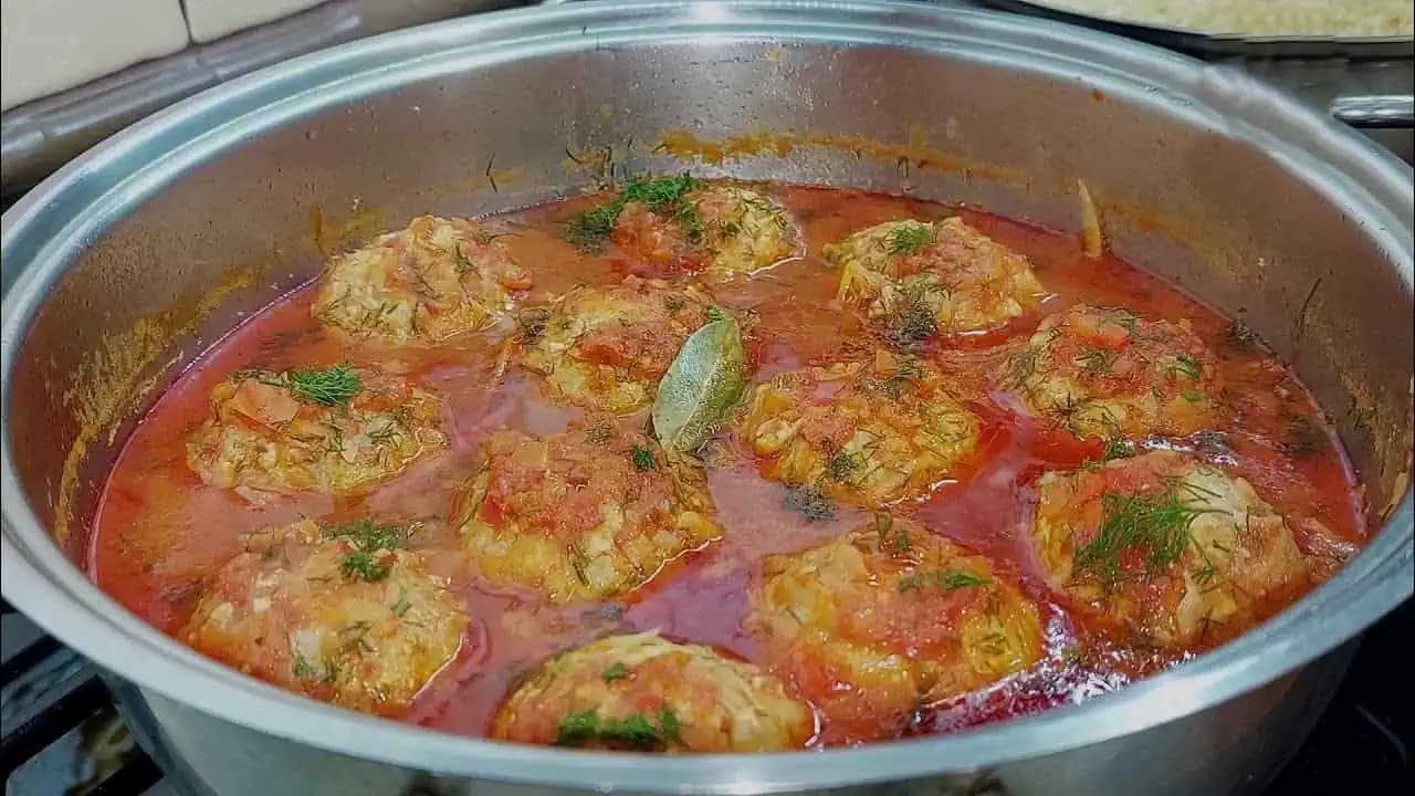 Nevyhnutné jedlo sezóny: Lenivé kapustové guľky v paradajkovej omáčke!