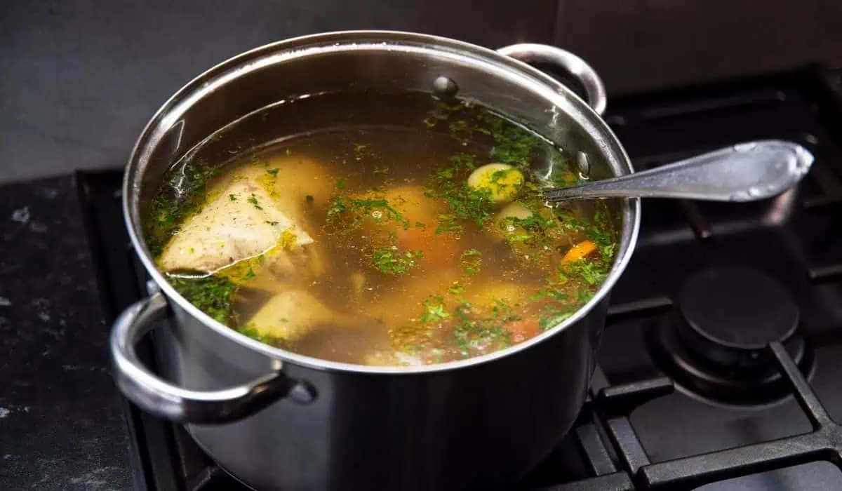 Nalejte do vývaru a okamžite bude ČÍRY: Už žiadna sivá a zakalená polievka!