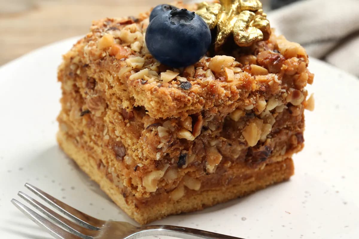 Najlepší vrstvený MEDOVÝ koláč s jablkom a orechami: Rýchly, jednoduchý a plný vlákniny!