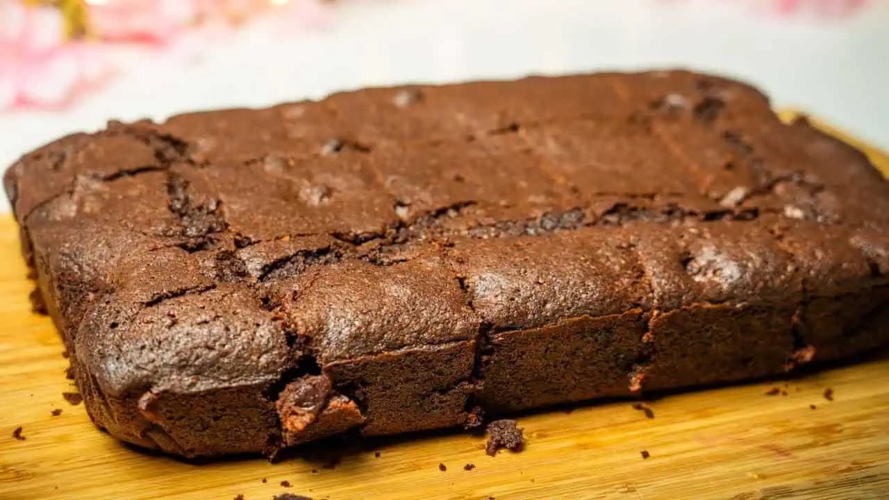 Nie klasické BROWNIE, toto je oveľa jednoduchšie: Zmiešané kakaové cesto s čerešňami a úžasne jemnou chuťou!