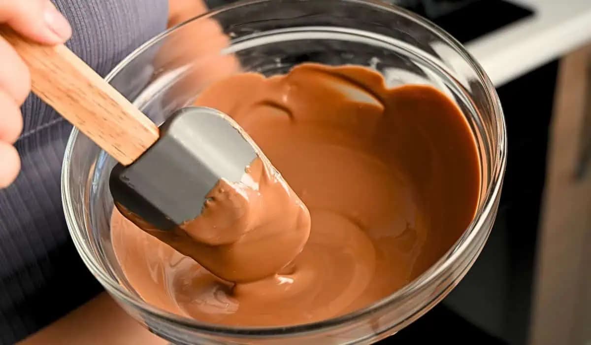 Jednoduchý CUKRÁRSKY trik na najlepšiu čokoládovú polevu: Vždy lesklá, neláme sa a krásne stuhne!