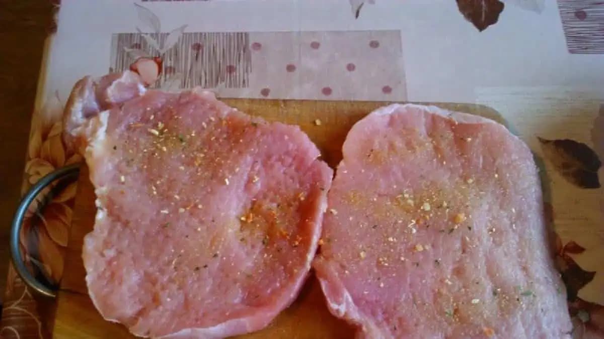 Bravčové rezne budú šťavnaté ako nikdy predtým: Tento trik s 2 lyžicami by mal poznať úplne každý!