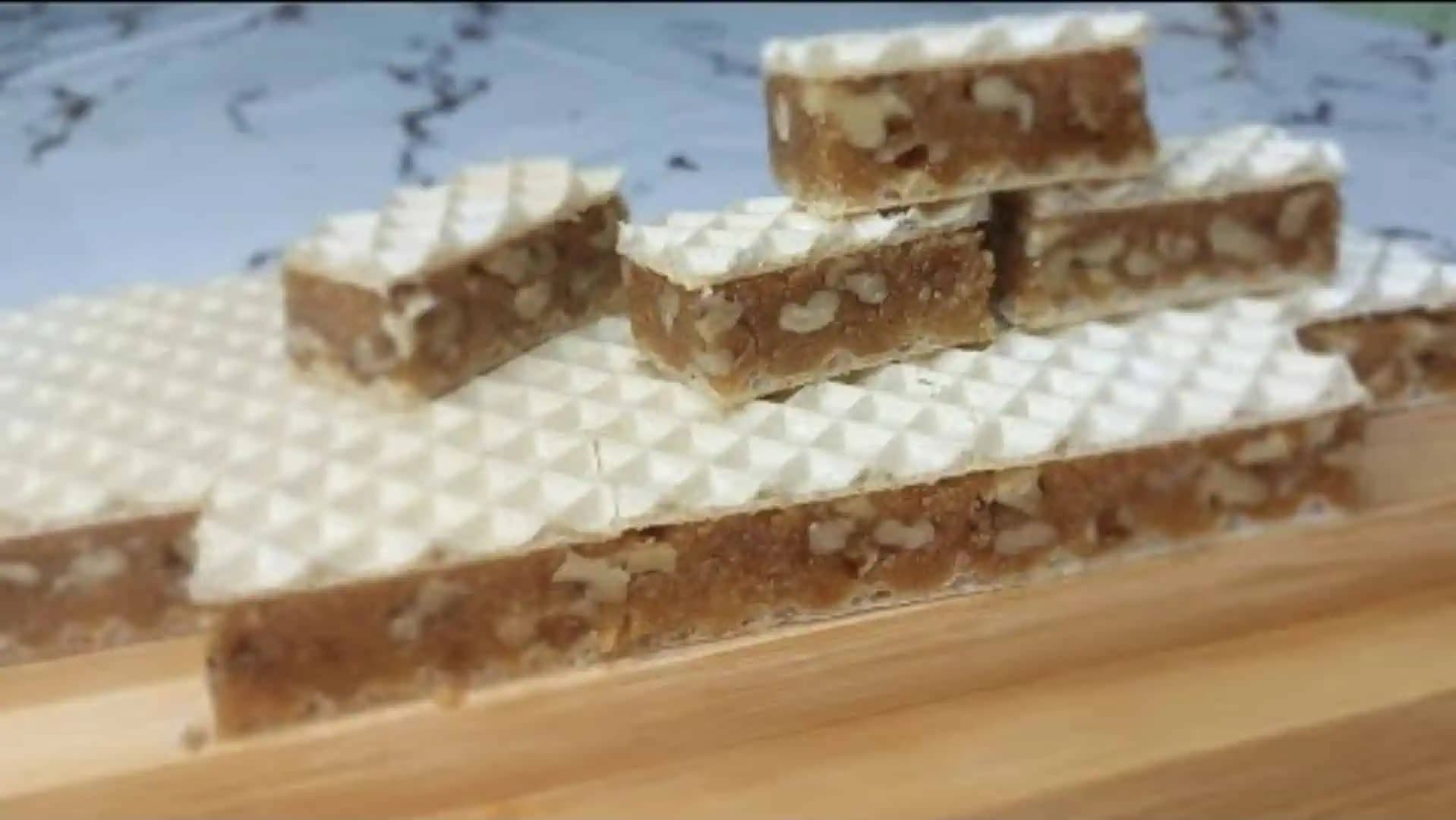 Vďaka tomuto receptu sme zabudli na klasické grilážky: Varené OBLÁTKOVÉ rezy s kúskami orechov a džemom!