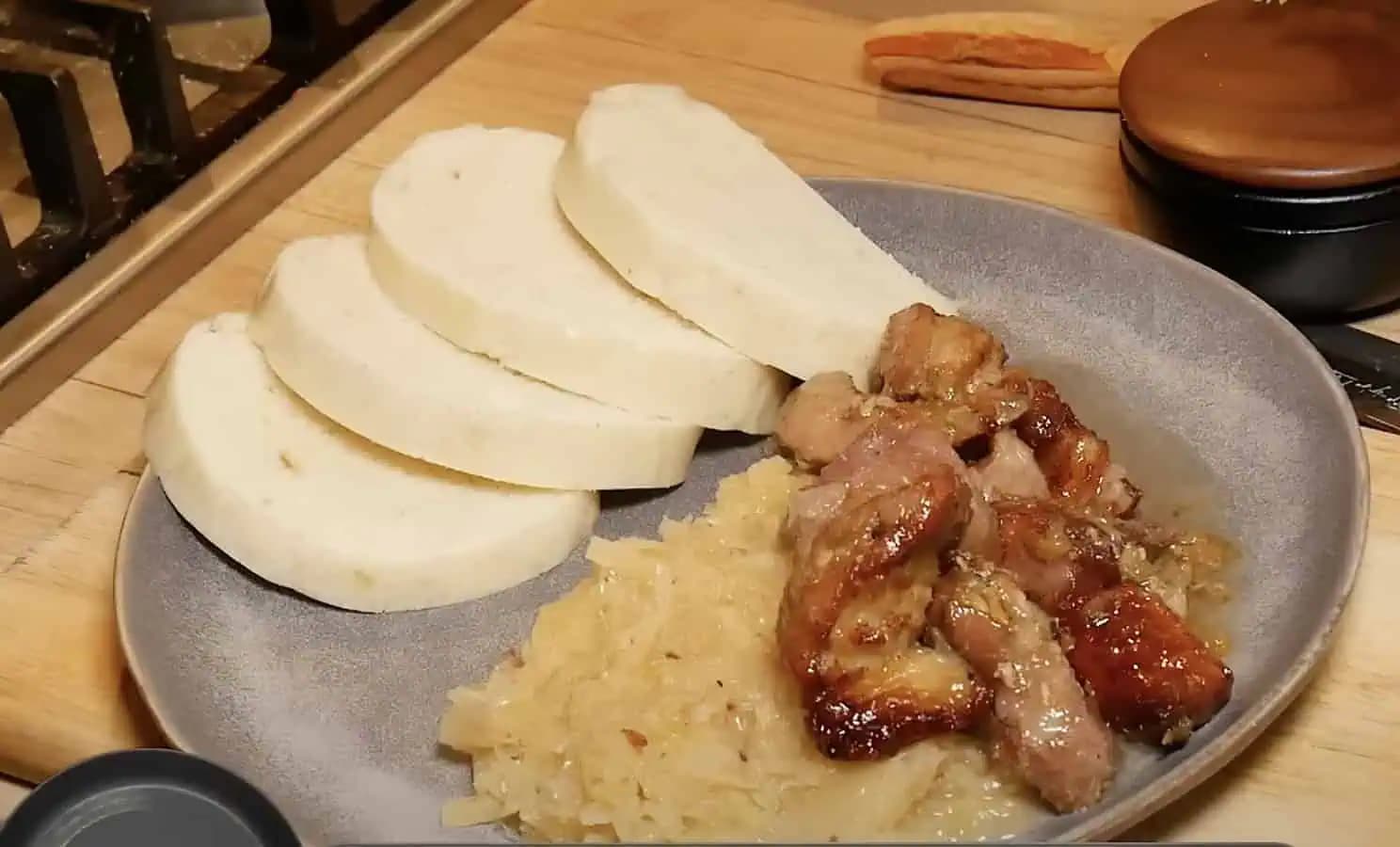 Legendárny MORAVSKÝ vrabec s kapustou a knedľou: Kto chce na pripraviť nachutnejšie BRAVČOVÉ mäso, nech sa drží tohoto receptu!