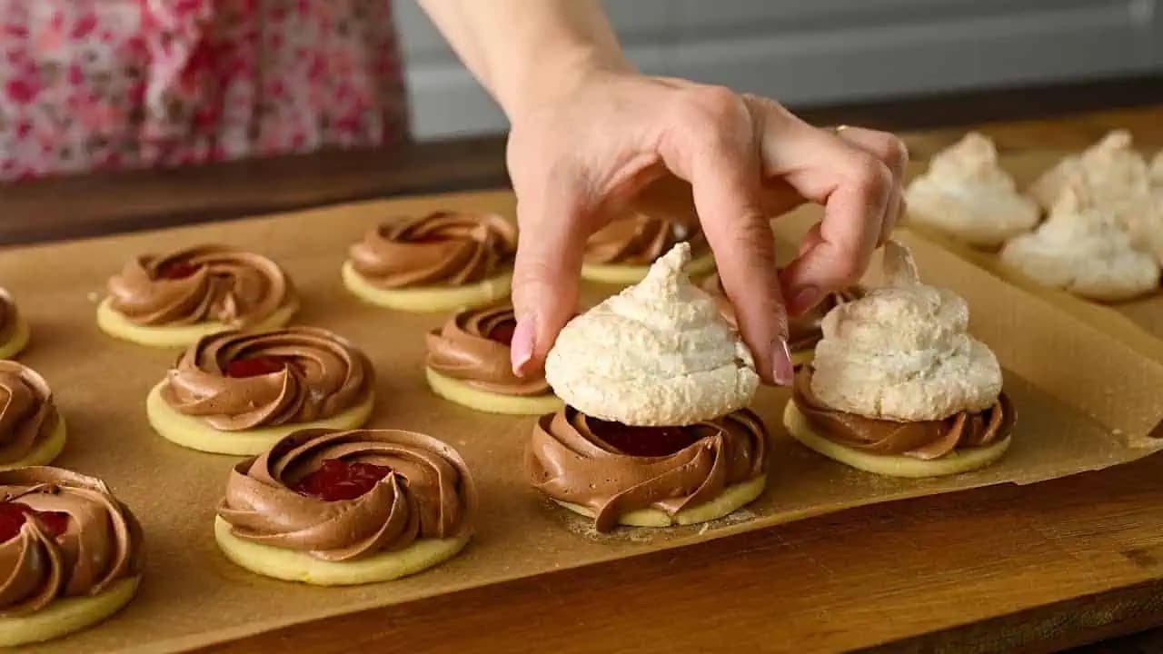 KOKOSKY s čokoládovou plnkou: Starodávny recept na najlepšie vianočné koláčiky!