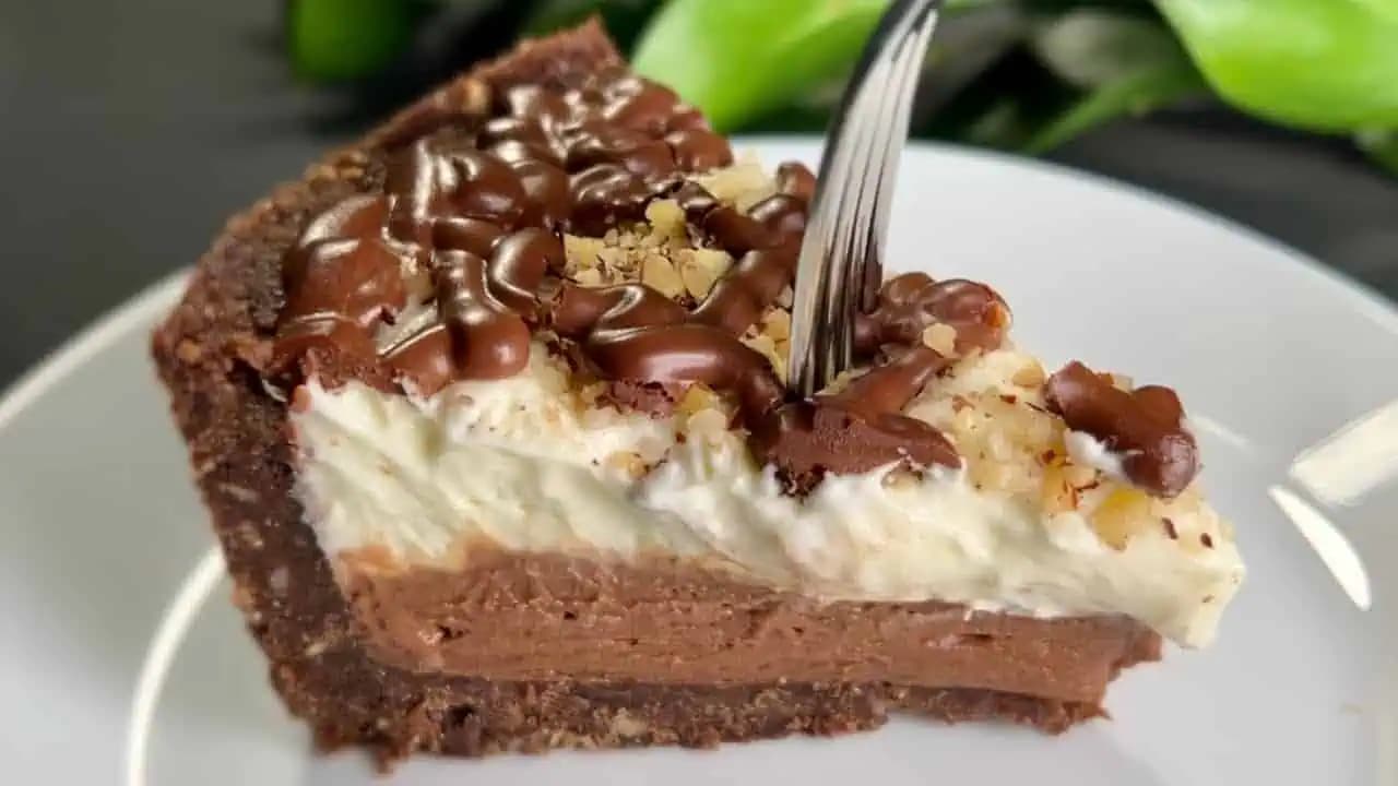 VIANOČNÝ cheesecake za 10 minút: Žiadna rúra, žiadne kondenzované mlieko, žiadna želatína, žiadna múka – miliónová chuť!