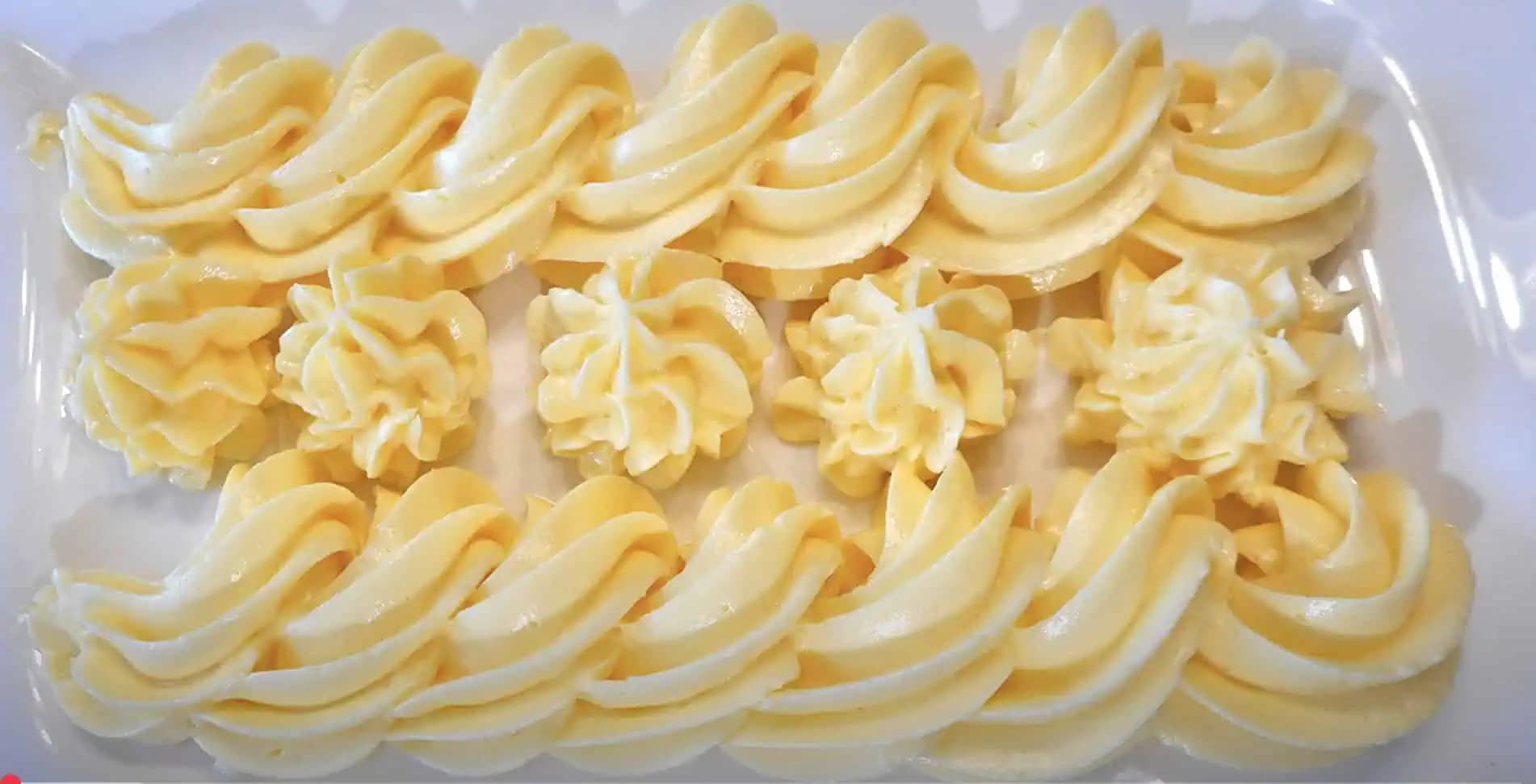 Recept na NAJEPŠÍ žĺtkový krém do všetkých dezertov len z troch ingrediencií! Plním s ním torty, koláče aj rolády!