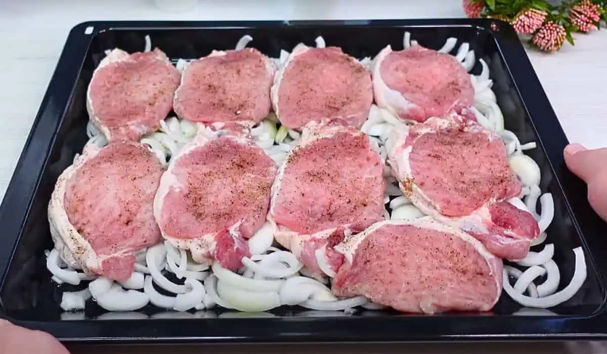 Plátky bravčového karé poukladám na cibuľu a vložím do rúry. Táto večera vystačí na celý víkend!