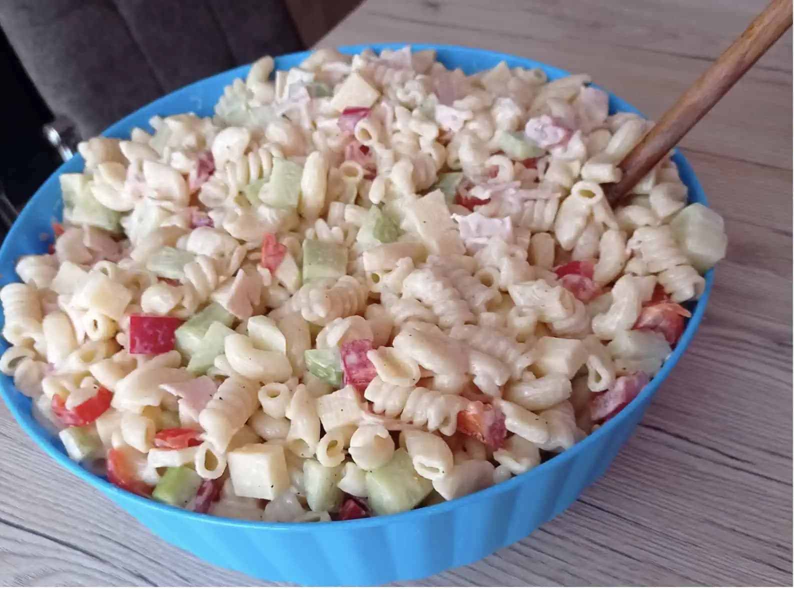 Strašne dobrý cestovinový šalát za 7 minút: Ideálna pochúťka pre každého, kto chce po sviatkoch schudnúť!