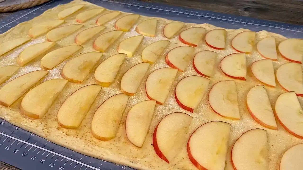 2 jablká nakrájam na lístkové cesto, posypem škoricou, zrolujem a pečiem takto aj 3x za týždeň: Najväčšia blesková DELIKATESA z jabĺk!