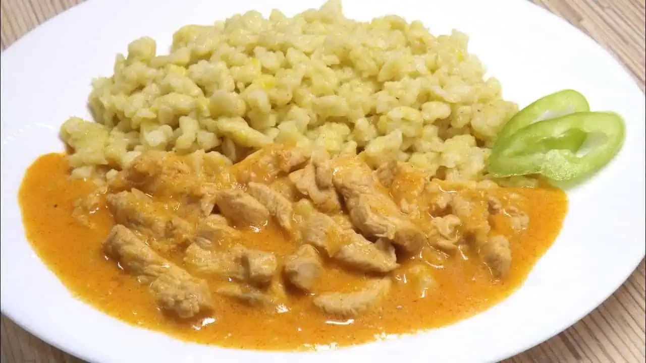 Najlepší MINÚTKOVÝ obed: Rýchly kurací paprikáš s domácimi haluškami. Mäsko jemné ako masielko!