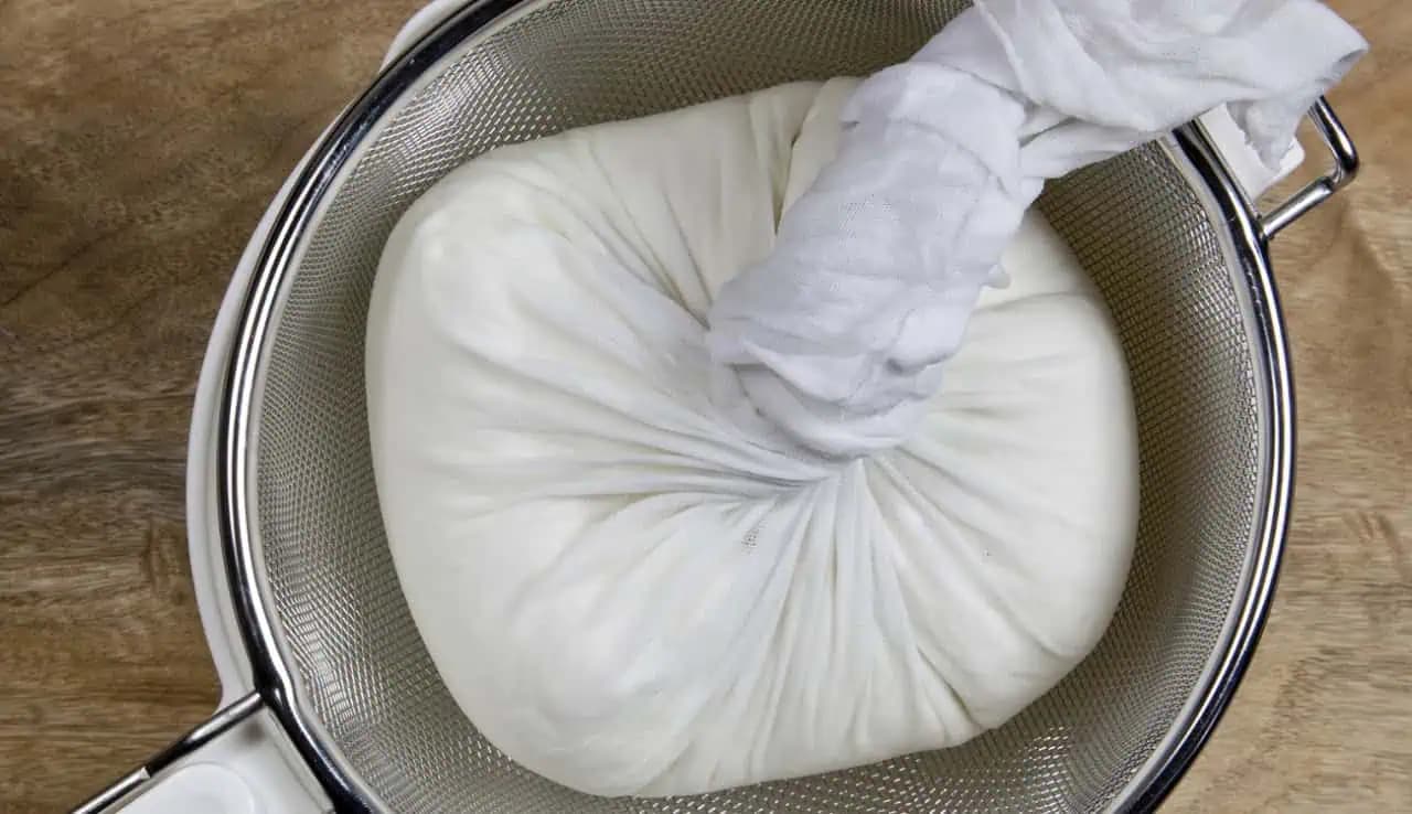 Tvaroh už nekupujem: Vezmem 2 hrnčeky gréckeho jogurtu, lyžičku soli a robím zásobu na celý TÝŽDEŇ!