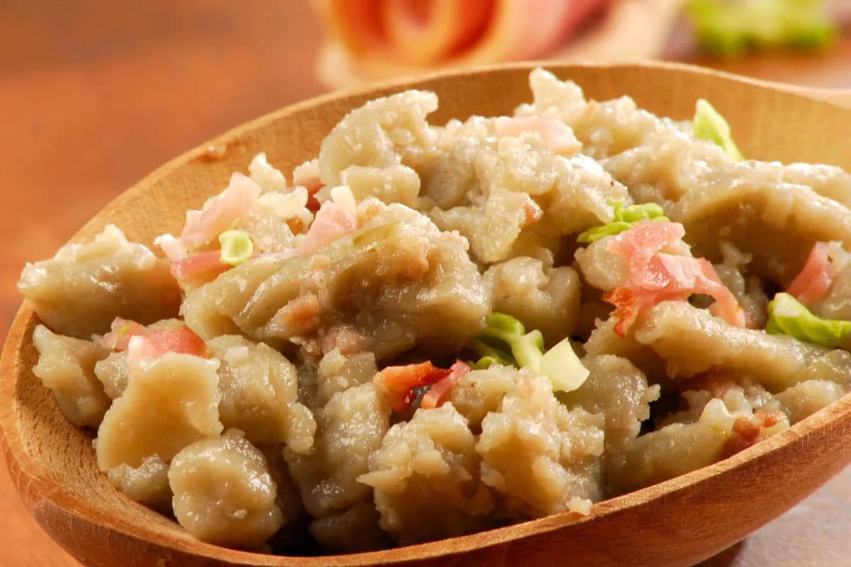 Zmiešajte len zemiaky, múku, 2 vajcia a urobte tieto NEBESKY chutné halušky! Stačí 15 minút a obed, po ktorom si oblížete všetky prsty, je na stole!