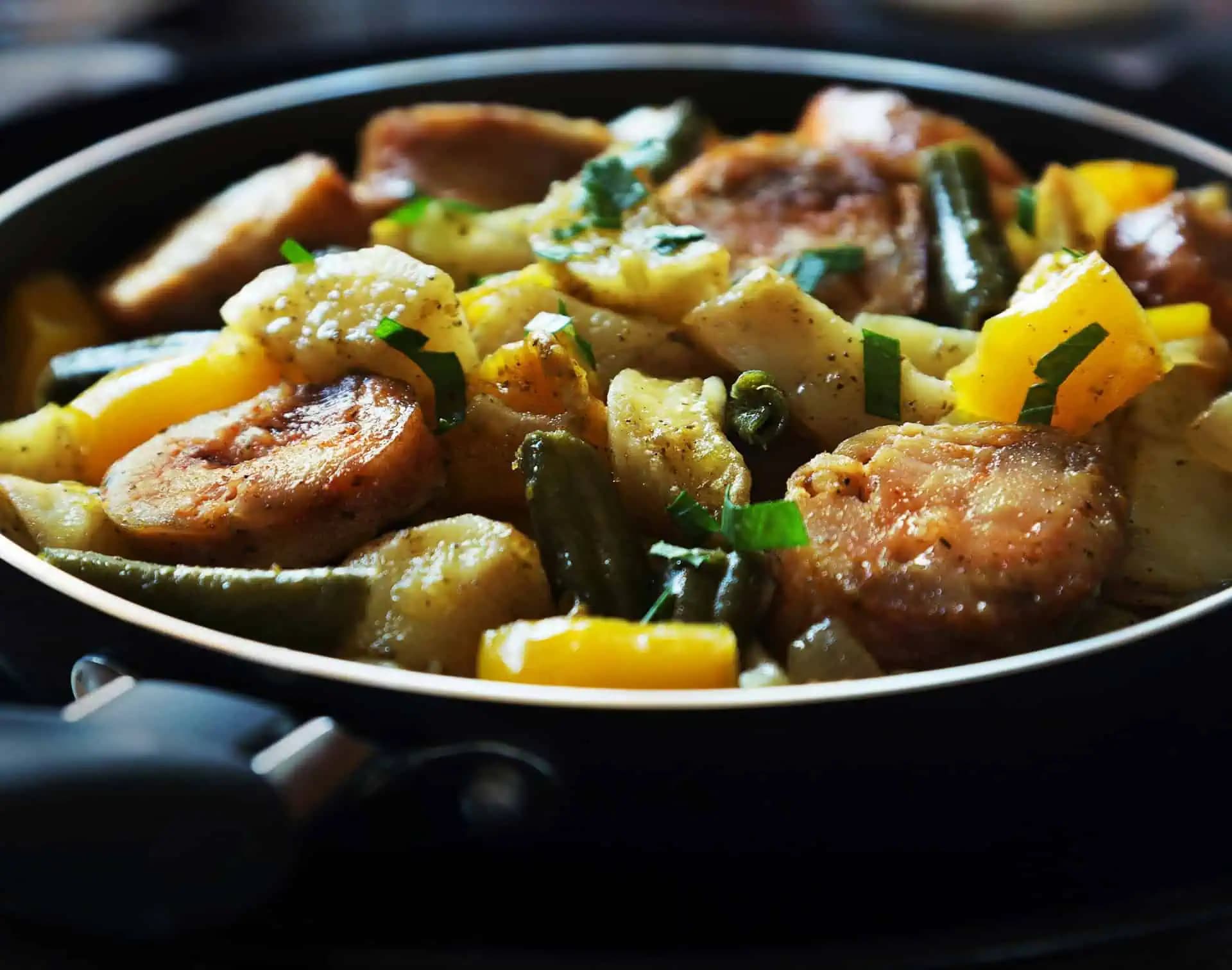 Pekelne dobré MAĎARSKÉ zemiaky s klobásou s výbornou omáčkou: Všetko máte na jednom hrnci, bez kopy špinavého riadu!