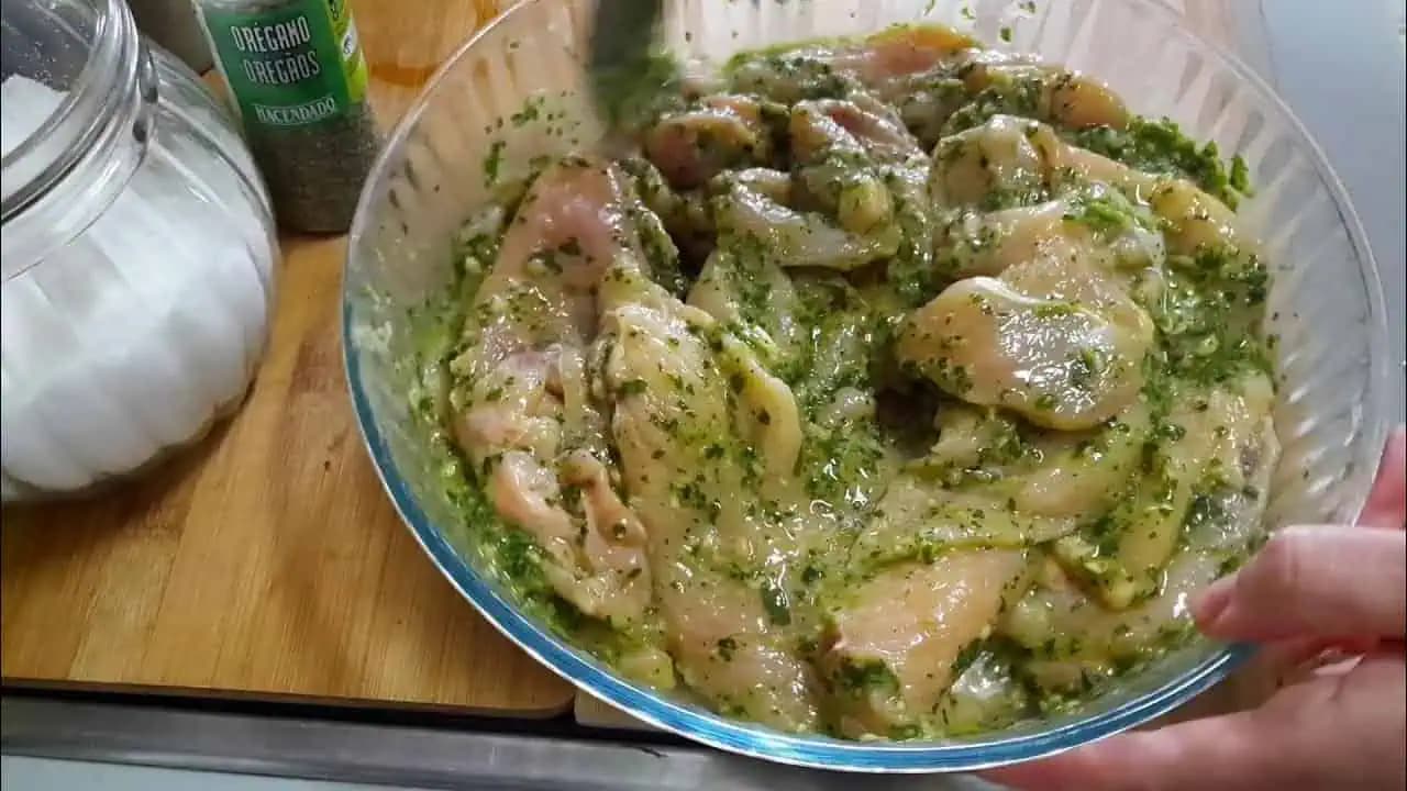 Ako pripraviť najchutnejšie kuracie prsia? ZABUDNITE na trojobal a skúste túto marinádu – nedeľné mäsko posunie na úplne iný level!