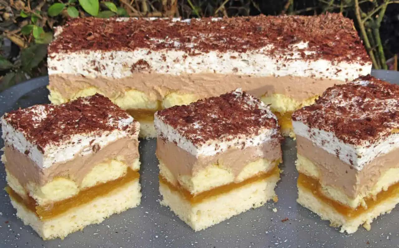 Absolútne najlepší vrstvený jablkový zákusok s pudingom a piškótami: Prekvapivo jednoduchý recept!