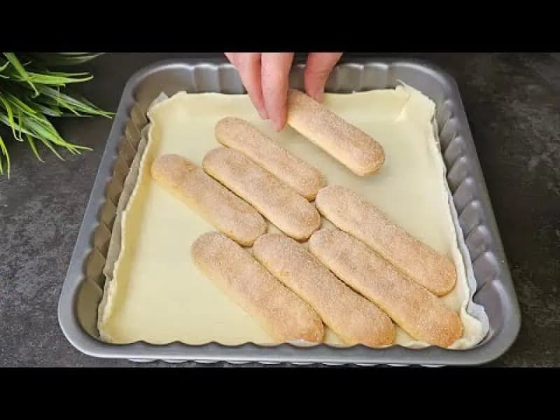 LÍSTKOVÉ cesto som len položila na plech a prikryla dlhými piškótami: Zabudnite na drahé zákusky, návštevy nebásnia o ničom inom!