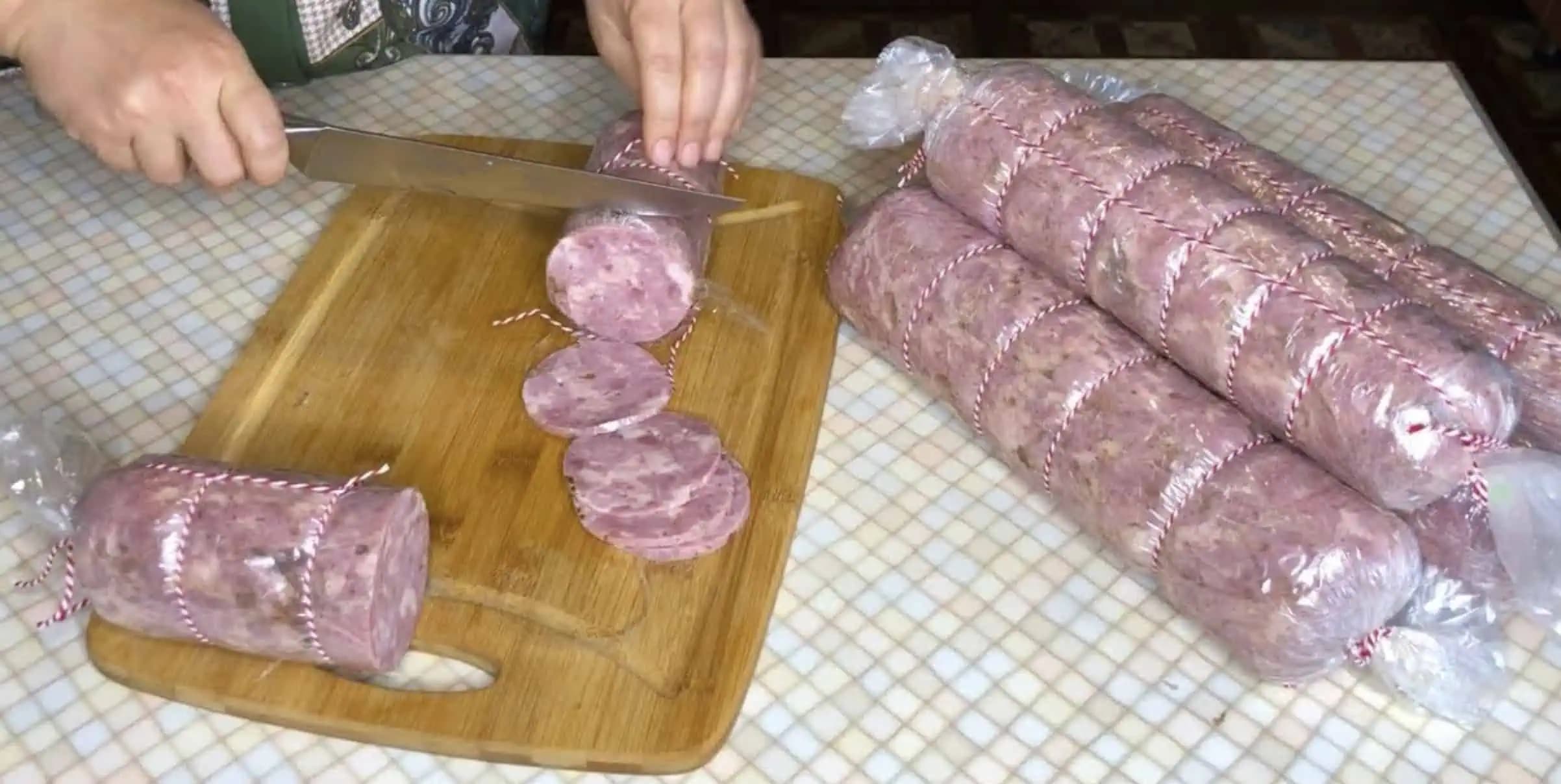 Domáca šunková saláma: Taká geniálna, že k nej netreba ani pečivo – na salámu v obchode už ani nepozriete!