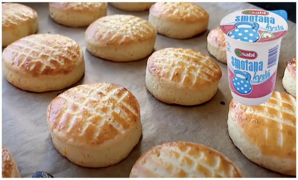 Z kysnutého už nepečiem, toto je jednotka: Fantastické RÝCHLE pagáče z kyslej smotany – upečené za 15 minút a výborné aj na druhý deň!