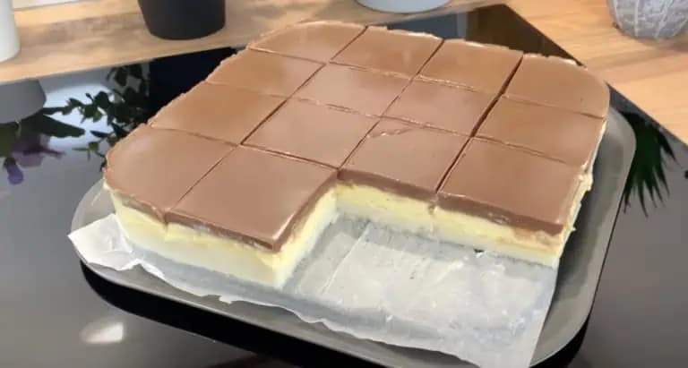 Všetci hľadajú tento recept: NEPEČENÝ krémový koláč, ktorý sa topí v ústach – len naliať na plech a počkať, kým stuhne!