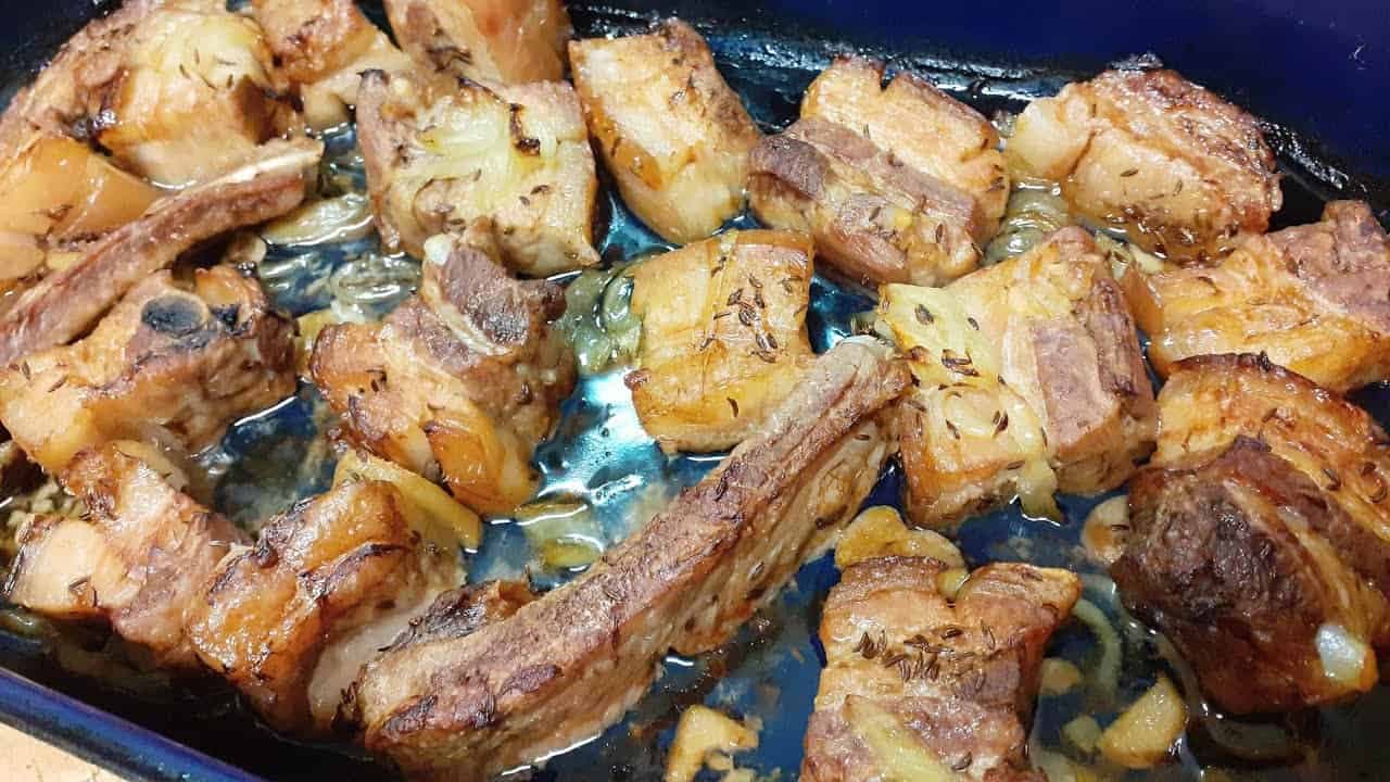 Na obed bude pomaly pečený bôčik s cibuľou, cesnakom a kapustou: Kto to má rád?