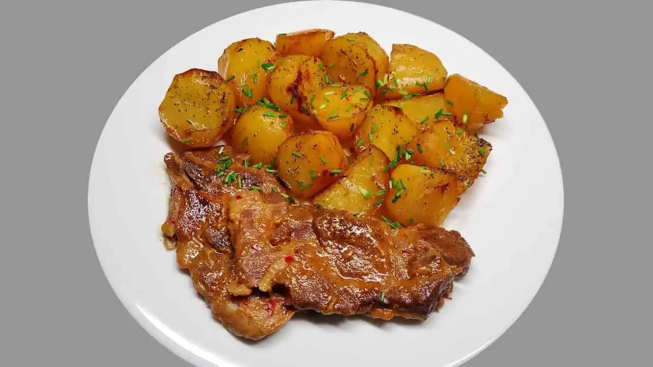 BELEHRADSKÁ marinovaná krkovička pečená spolu so zemiakmi: Jednoduché a neskutočne chutné!