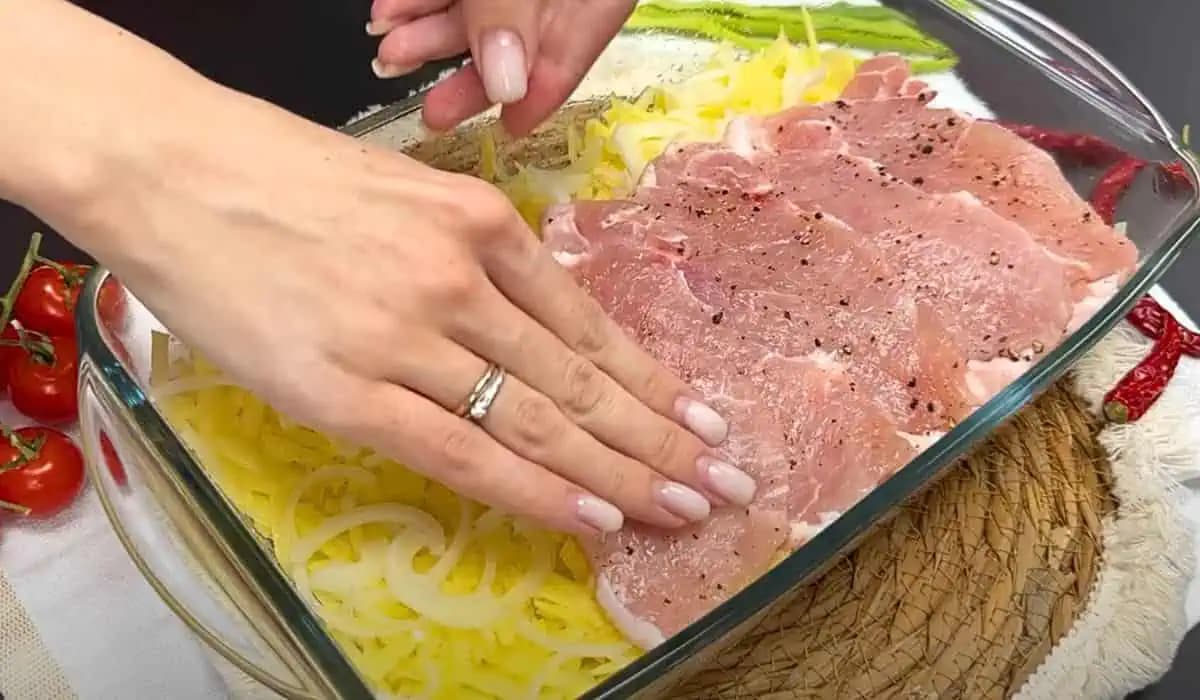 Zemiaky nastrúham, poukladám na ne plátky bravčového karé a potriem horčicou: Rodina ma o tento obed žiada každý víkend!