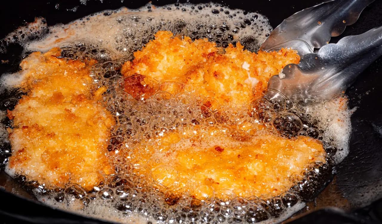 Už ste niekedy skúšali ČESKÉ kuracie rezne? Namiesto vajec a strúhanky ich OBAĽTE v tomto – nemajú žiadnu konkurenciu!