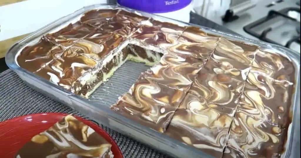 Hrnčekový koláč s tvarohom: Úžasný šťavnatý a pripravený za 15 minút!