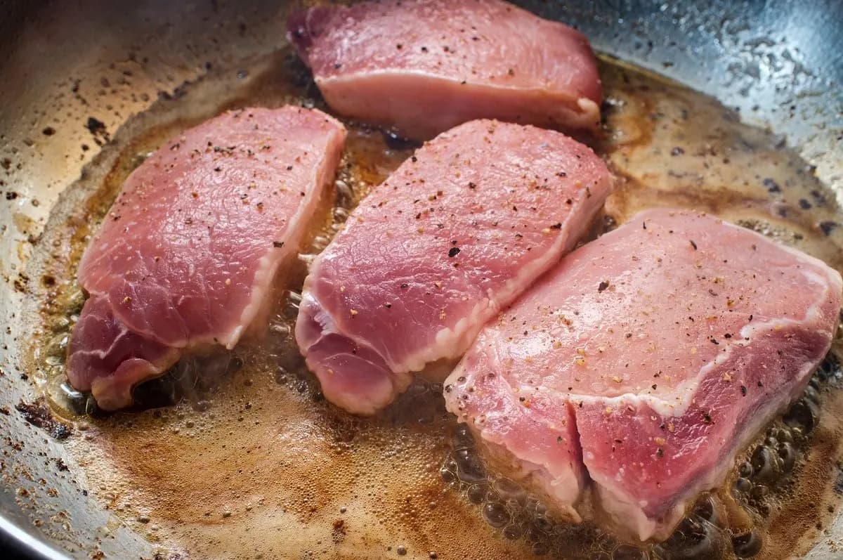 Bravčové rezne nepečiem a neobaľujem, ale dusím v jednoduchej omáčke: Tak šťavnaté a jemné, že sa pod vidličkou doslova rozpadajú!